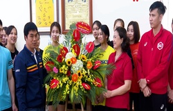 HLV Nguyễn Hữu Hà thể hiện, học trò ấm lòng ngày 8-3