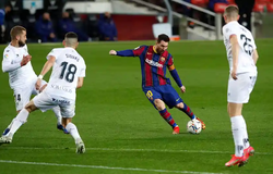 Messi khiến CĐV mãn nhãn với siêu phẩm dù bị phạm lỗi thô bạo