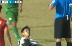 Cản phá penalty, thủ môn đội Cần Thơ trêu ngươi cực sốc trọng tài