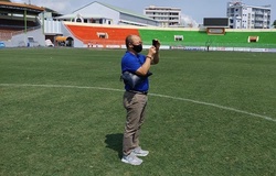 HLV Park Hang Seo bất ngờ kiểm tra...chất lượng cỏ sân Quy Nhơn