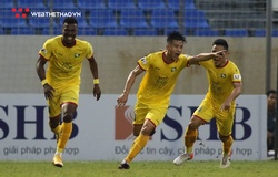 Cú đúp siêu phẩm của Phan Văn Đức khiến HLV Lê Huỳnh Đức đứng hình