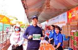 VĐV nhận racekit Tiền Phong Marathon 2021 nhanh gọn