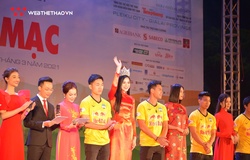 Cầu thủ HAGL rạng rỡ bên Hoa hậu Đỗ Thị Hà