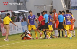 Video: Tình huống đá bóng vào bụng thô bạo của cầu thủ Hà Nội