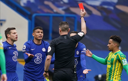 CĐV Chelsea phản ứng khi Silva nhận thẻ đỏ gây tranh cãi