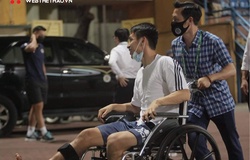 Hùng Dũng ngồi xe lăn, đến Hàng Đẫy tiếp sức CLB Hà Nội