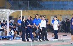 Hà Nội FC rơi vào khủng hoảng, bầu Hiển chỉ đạo "ngầm"