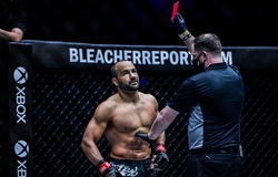 VIDEO Eddie Alvarez bật khóc sau cánh gà, kiến nghị lật lại kết quả 