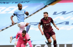 Man City thua sốc đối thủ còn 10 người với thống kê khó tin