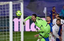 Messi bỏ lỡ siêu phẩm đá phạt góc ở Siêu kinh điển vì cột dọc