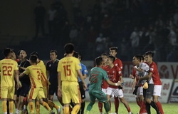 Không phục bàn thắng của Thanh Hoá, thủ môn TP.HCM húc đầu vào mặt trọng tài gây chảy máu