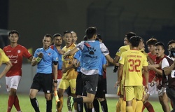 Thủ môn Thanh Thắng bất ngờ lên tiếng sau vụ đánh gãy răng trọng tài