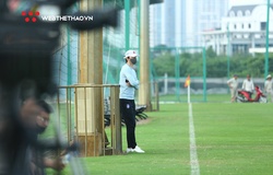 "Vị khách" được đồn đoán thay HLV Hoàng Văn Phúc "đột kích" buổi tập của Hà Nội FC