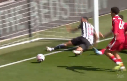 Liverpool may mắn thoát thua khi bóng vô tình chạm tay đối thủ