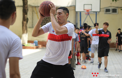 Thang Long Warriors mang niềm đam mê trái bóng cam tới Dewey Schools