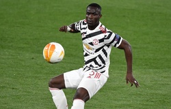 Hậu vệ MU gây cười khi dẫn bóng 2/3 sân rồi... chuyền cho đối thủ