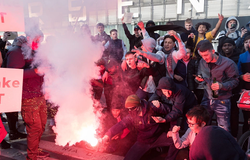 CĐV Arsenal nổi giận khiến bãi đỗ xe sân Emirates bị tắc nghẽn