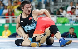 Đô vật và HLV Trung Quốc đạp đổ bàn giám định, đánh trọng tài vì bị xử ép