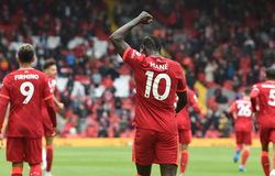 Mane giúp Liverpool vào Top 4 sau khi sánh ngang Van Persie