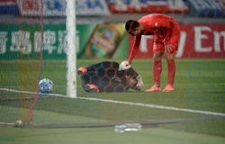 Xem lại pha cản phá penalty và đốt đền trong tích tắc của Bùi Tấn Trường