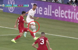 Italia bị từ chối phạt đền tranh cãi dù VAR vào cuộc