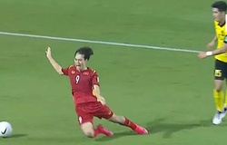 Xem lại tình huống Văn Toàn ngã trong vòng cấm
