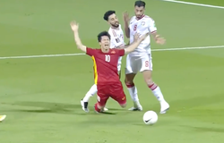 Xem lại tình huống Công Phượng ngã trong vòng cấm trận gặp UAE
