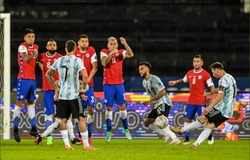 Messi lại vượt Ronaldo sau siêu phẩm sút phạt vào lưới Chile