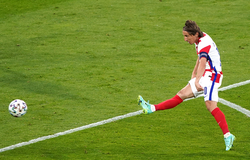 Modric vẩy má ngoài lập 2 cột mốc ghi bàn đặc biệt tại EURO với Croatia