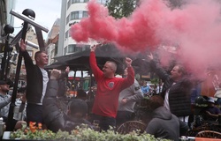 Chùm ảnh fan Anh mở hội ăn mừng sau chiến thắng Séc