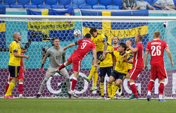 Lewandowski đen không tưởng với 2 pha đánh đầu liên tiếp