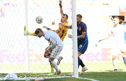 Thủ môn Slovakia gây sốc khi tự đập bóng vào lưới nhà