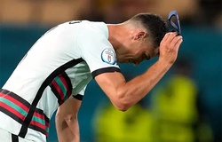 Ronaldo vứt và sút bay băng đội trưởng tuyển Bồ Đào Nha!