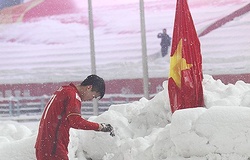 Nằm chung bảng Trung Quốc, Duy Mạnh bồi hồi khoảnh khắc cắm cờ Tổ quốc ở “Thường Châu tuyết trắng”