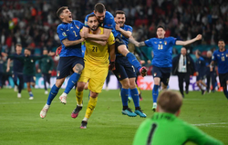 Donnarumma sắm vai người hùng của Italia trong loạt “đấu súng”