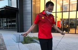 Vừa nhập Làng VĐV Olympic, Hoàng Xuân Vinh tranh thủ tập luyện ngay dưới sảnh