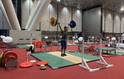 Đối phó COVID-19, đô cử vàng Thạch Kim Tuấn tập luyện theo chế độ đặc biệt