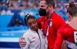 Olympic Tokyo 2021 sốc nặng: "Nữ hoàng TDDC" Mỹ Simone Biles bỏ chung kết đồng đội