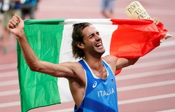 Nhà vô địch nhảy cao Olympic Tokyo ăn mừng với... khuôn bó bột