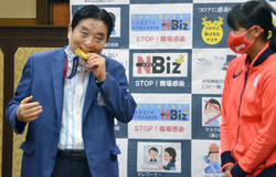 Thị trưởng ở Nhật Bản bị sa thải vì cắn HCV Olympic