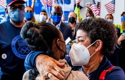 Simone Biles đoàn tụ gia đình đầy xúc cảm sau kỳ Olympic 2021 đáng quên