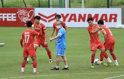 Tân binh ĐT Việt Nam từng có ý định nghỉ đá bóng làm "shipper" gặp chấn thương