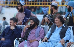 Taliban cầm súng đi xem chung kết bóng đá ở Afghanistan