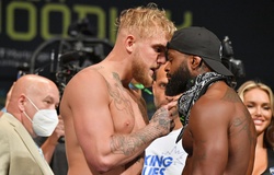 Jake Paul tái hiện trò "giật mũ" với Tyron Woodley trong buổi cân chính thức