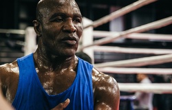 Evander Holyfield trấn an fan hâm mộ khi lên đài Boxing ở tuổi 58