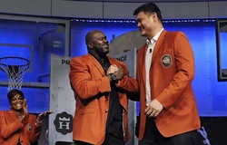 Shaquille O'Neal gửi lời xin lỗi Yao Ming vì... sợ bố!