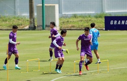 Tuyển Việt Nam rèn thể lực dưới thời tiết nắng gắt