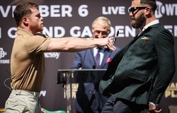Canelo Alvarez xô xát, tát rách mặt Caleb Plant trong buổi họp báo đầu tiên