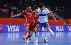 Cổ động viên Việt Nam lo cầu thủ futsal Nga "hụt" oxy ở phút cuối