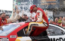 Tay đua da đen đầu tiên vô địch NASCAR sau 58 năm trên chiếc xe của Michael Jordan